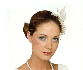 Headpiece - style - Shelly - Sparkling ivory feather with glass daisies and studded pearl.